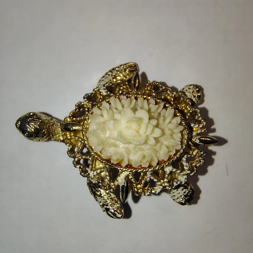 Vintage Gold Tone Turtle Brooch with‎ Carved Floral Center